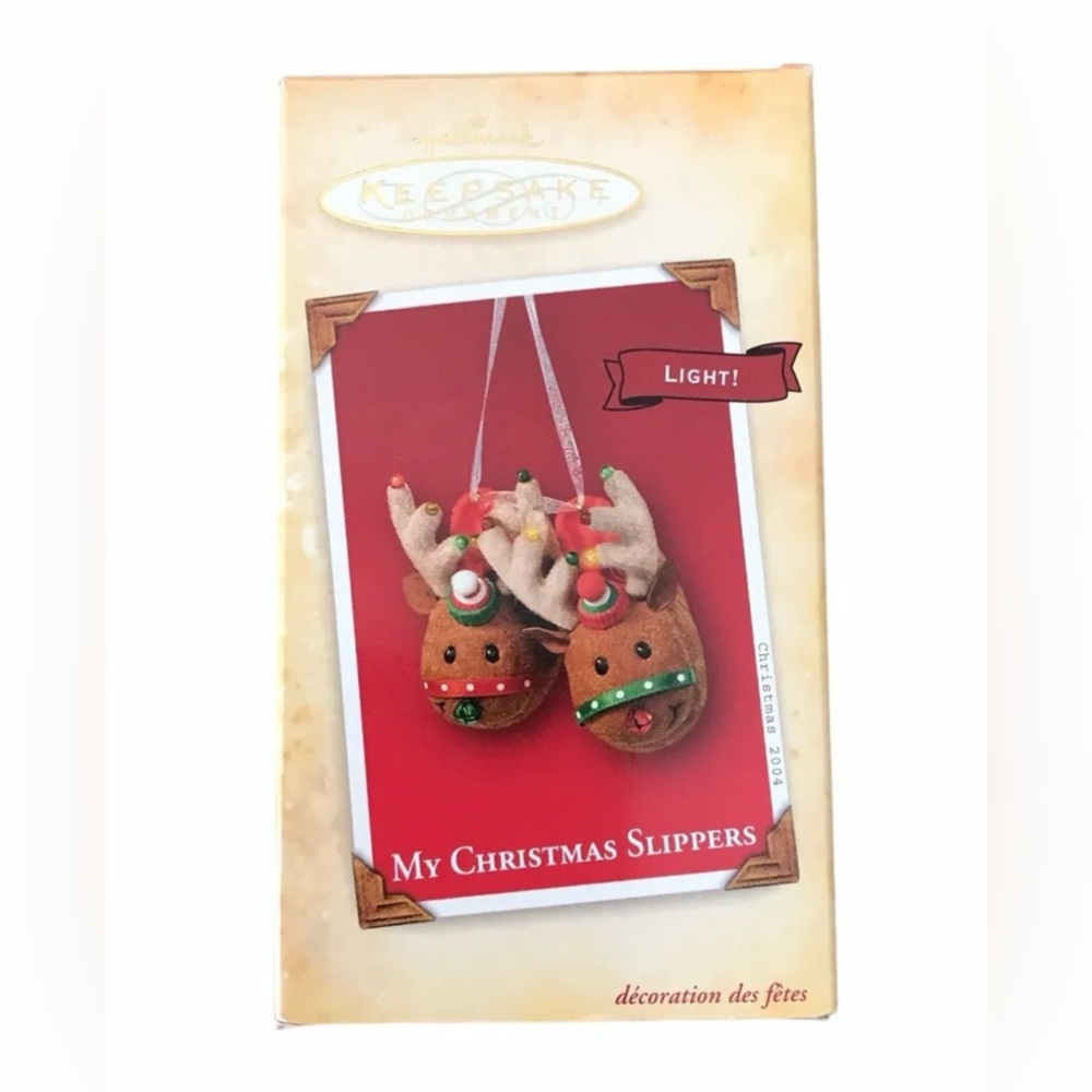 2004 Hallmark Keepsake “My Christmas Slippers” Christmas Ornament Light Up!!